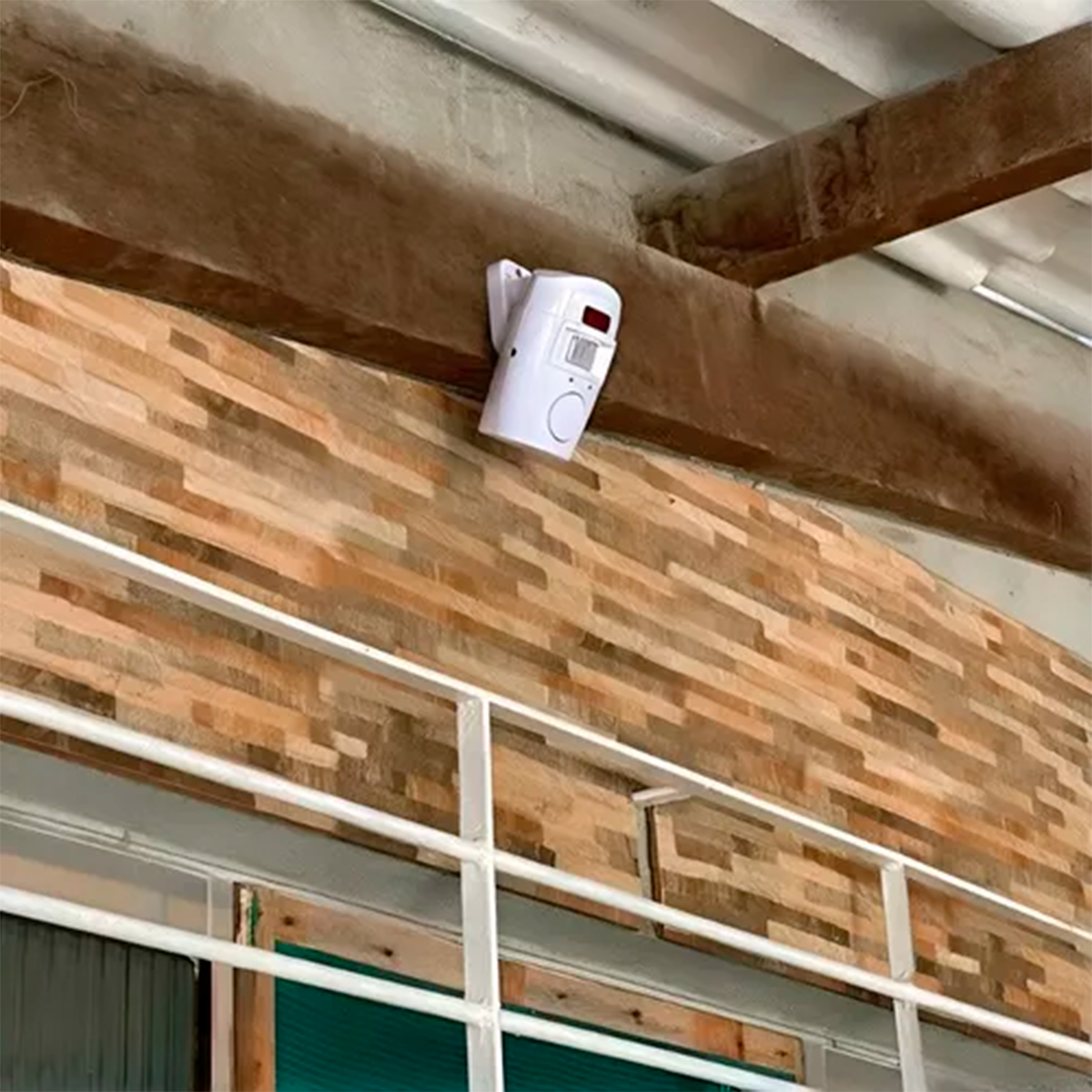 Alarme residencial sem fio com sensor e 2 controles. Foto 3 do produto.