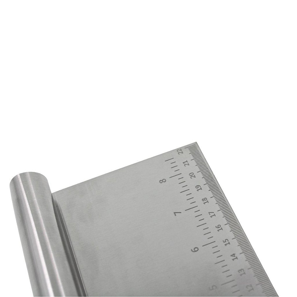 Raspador de massas em inox com régua 22 cm. Foto 4 do produto.