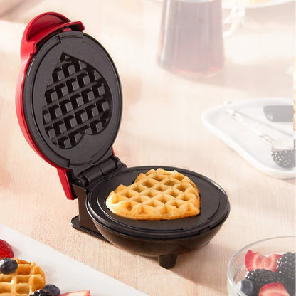 Mini máquina de waffle em formato de coração 110 V, rosa. Foto 2 do produto.