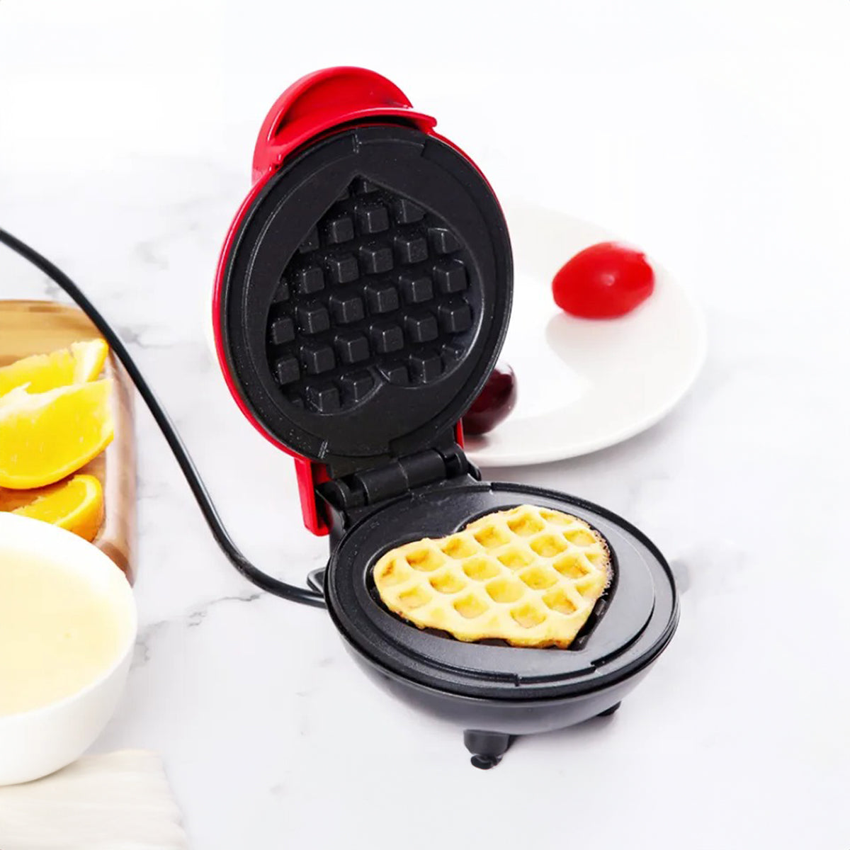 Mini máquina de waffle em formato de coração 110 V, rosa. Foto 3 do produto.