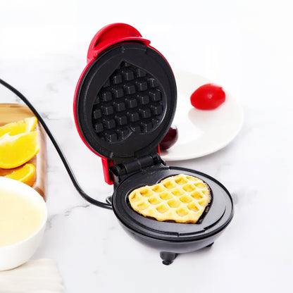 Mini máquina de waffle em formato de coração 110 V, rosa. Foto 3 do produto.