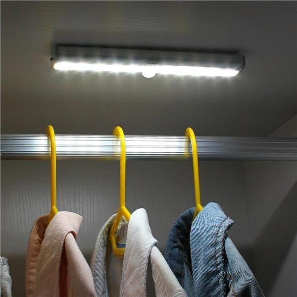 Luminária LED Motion Light com sensor de movimento. Foto 2 do produto.