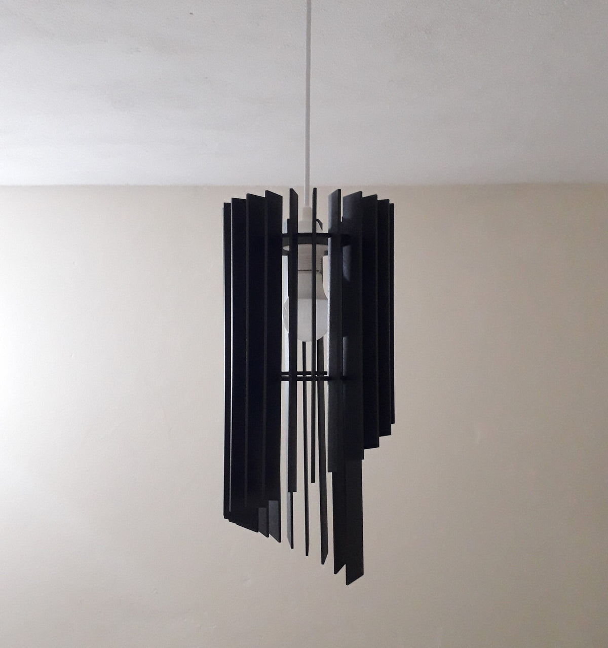 Luminária pendente Mística em MDF, Cor: Preto. Foto 3 do produto.