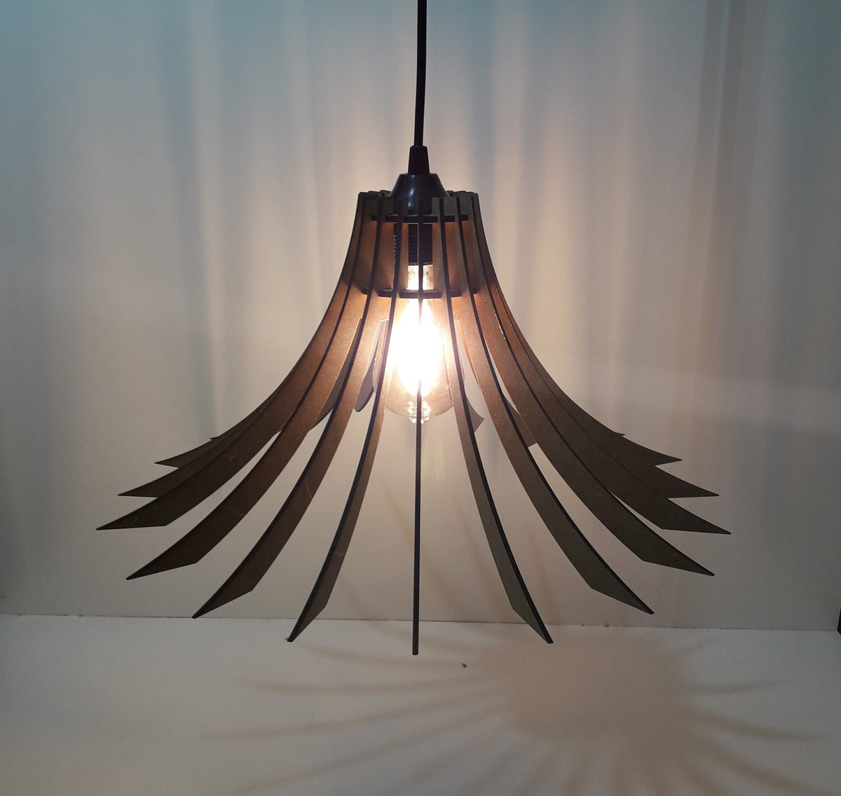 Luminária pendente Dalia em MDF, Cor: MDF cru. Foto 2 do produto.