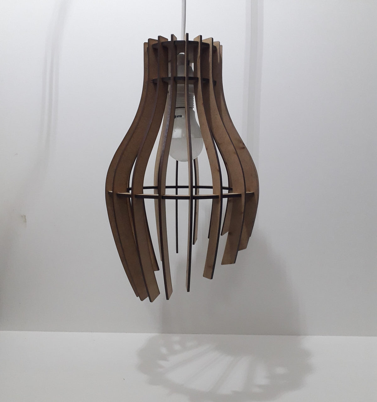 Luminária pendente Garra em MDF, Cor: MDF cru. Foto 2 do produto.