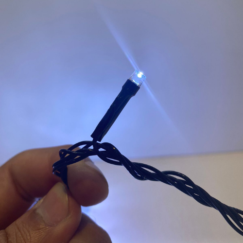 Cordão de 100 LEDs em formato de gota, 10 m, fio preto, branco frio. Foto 2 do produto.