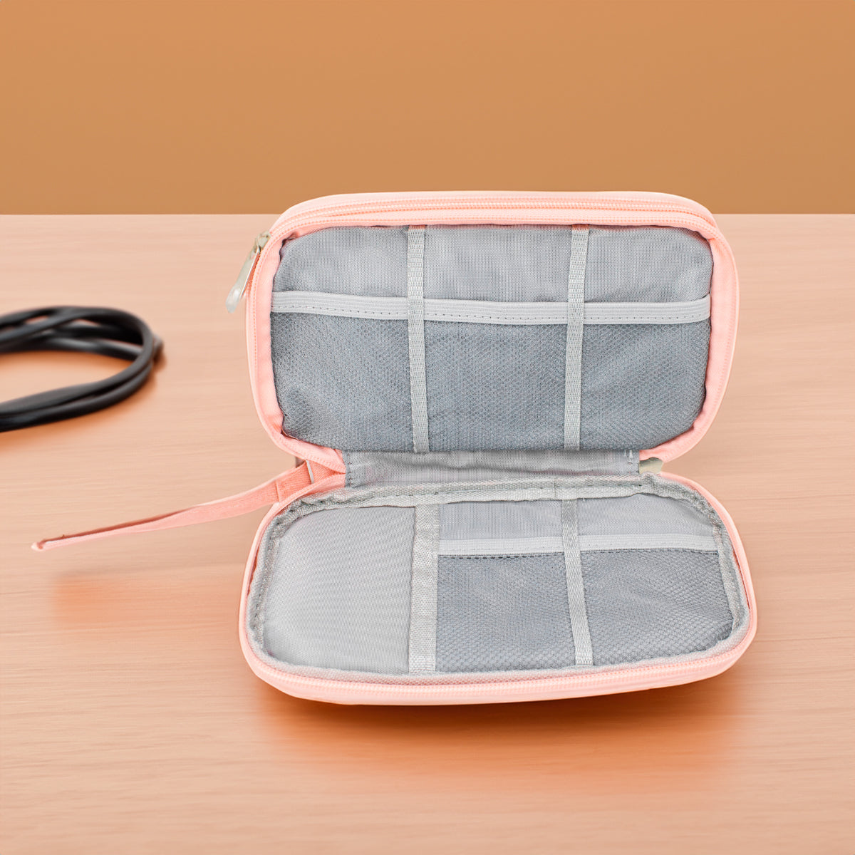 Bolsa organizadora para cabos e acessórios eletrônicos, Cor: Rosa. Foto 3 do produto.