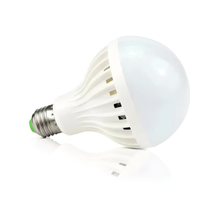 Lâmpada LED E27 bivolt, branco neutro, 9 W. Foto 3 do produto.