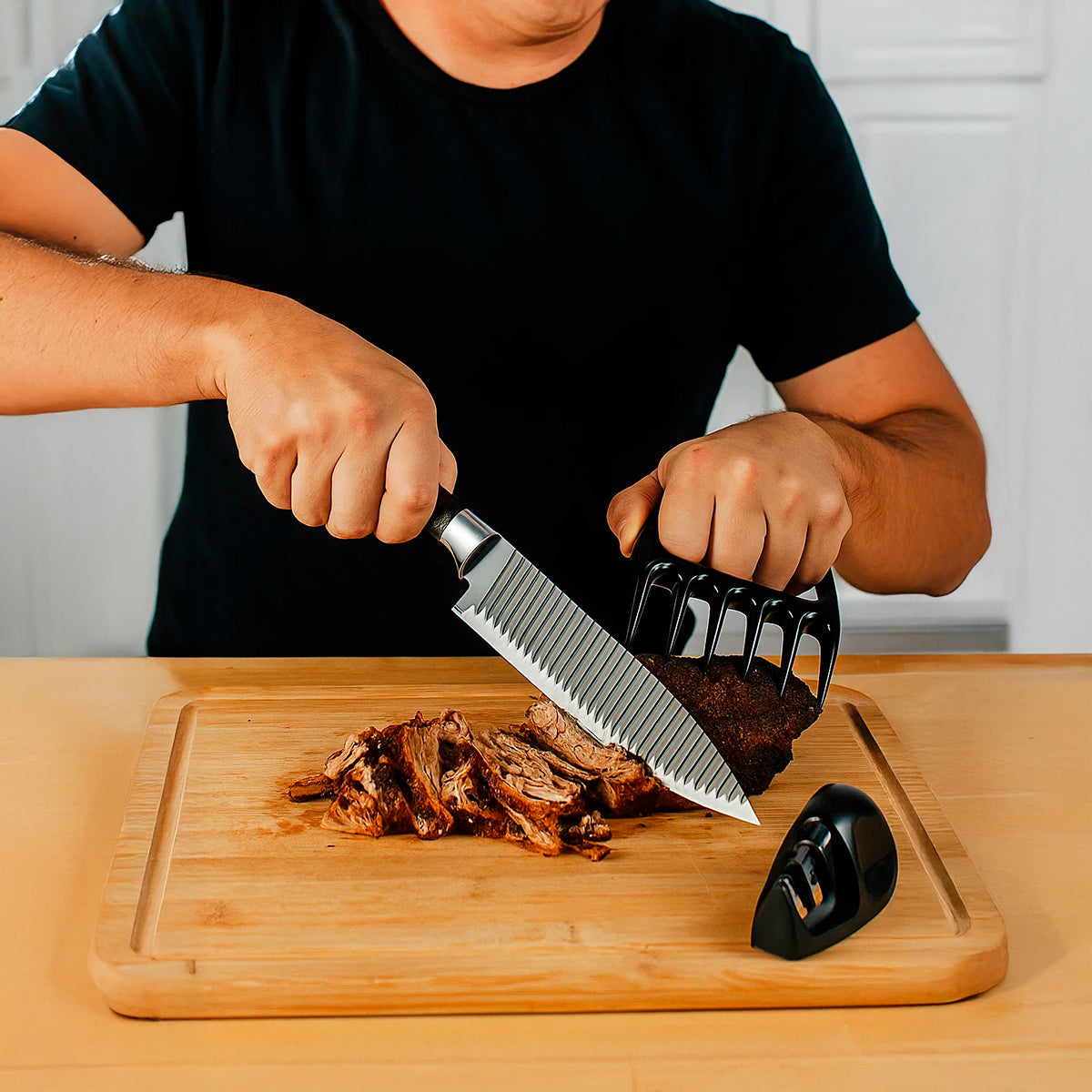 Kit para churrasco com faca, garra e afiador, 3 peças, preto. Foto 4 do produto.