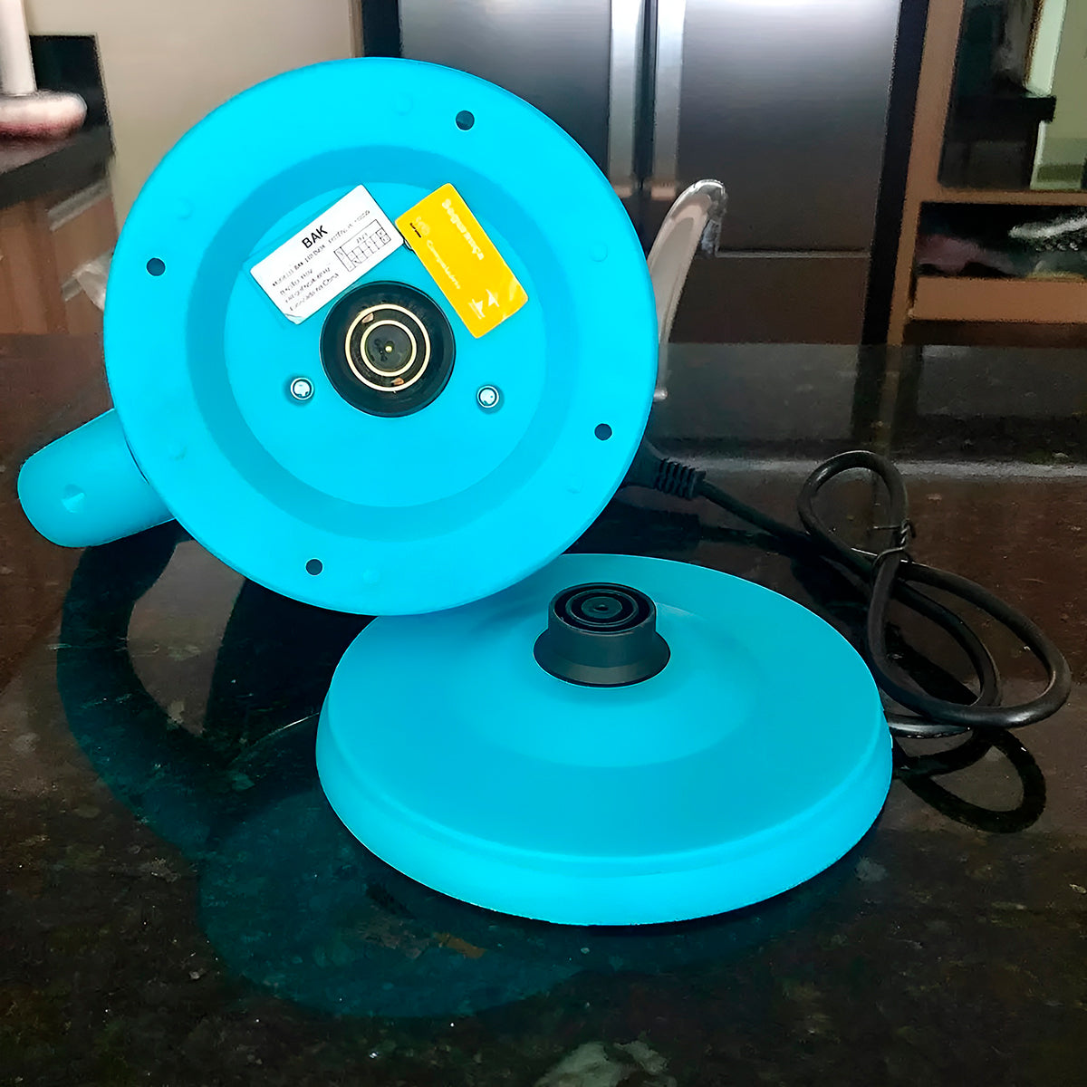 Chaleira elétrica de aço inox 1,8 litro 1100 W 110 V, azul claro. Foto 5 do produto.