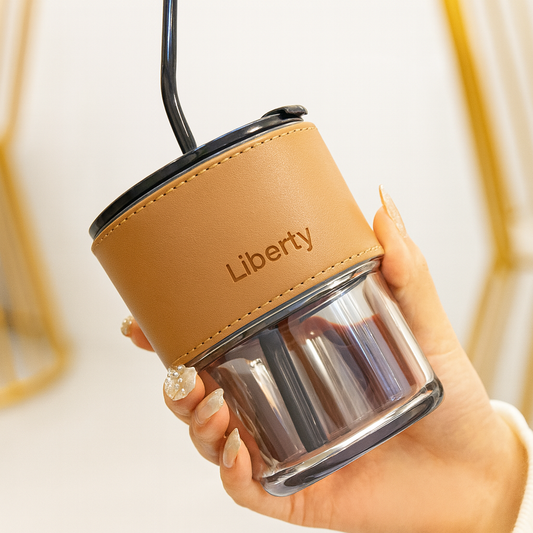 Copo de vidro 450 ml com canudo e tampa, Cor: Dourado. Foto 1 do produto.