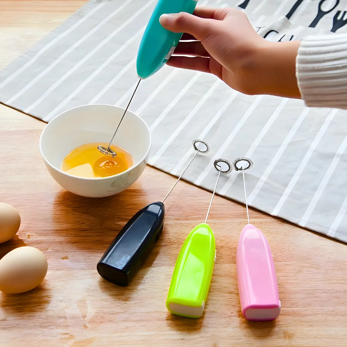 Mini mixer elétrico recarregável para bebidas e ovos. Foto 4 do produto.
